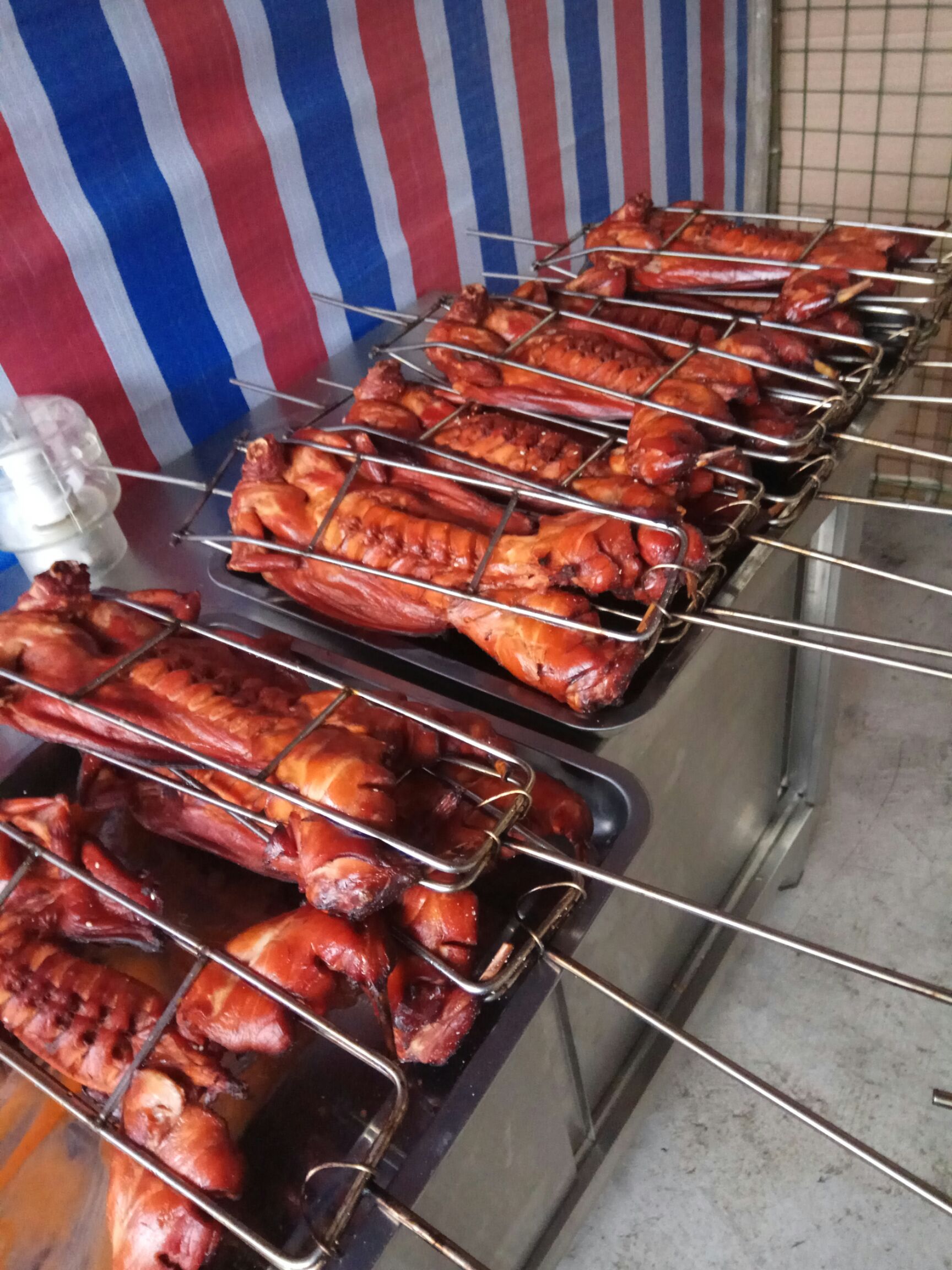 返乡创业自养的肉兔,通过宰杀烘烤而成餐桌上的美味.