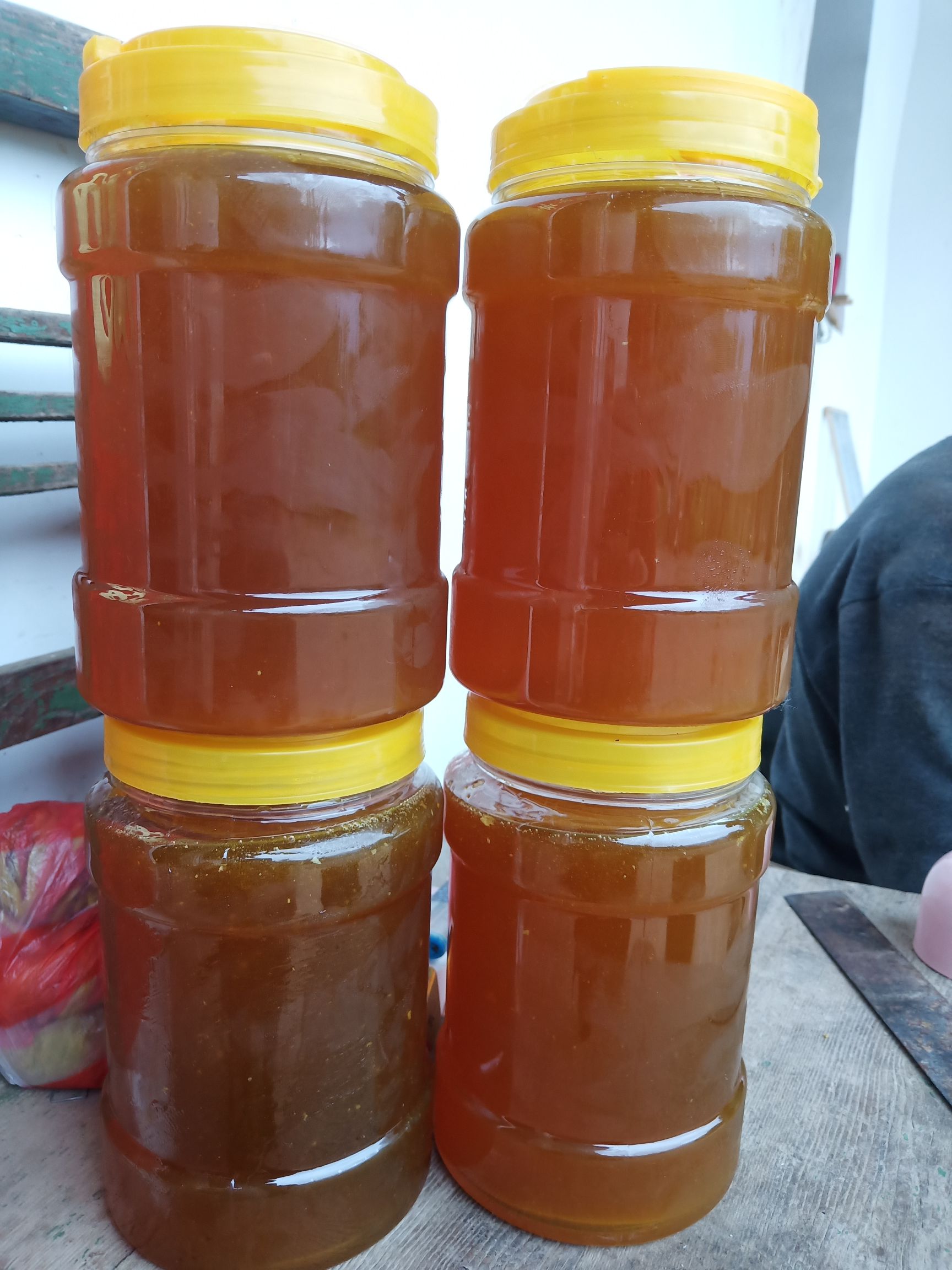 我们的土蜂蜜来自秦岭的大山里,味道纯正,无任何添加剂需要的放心