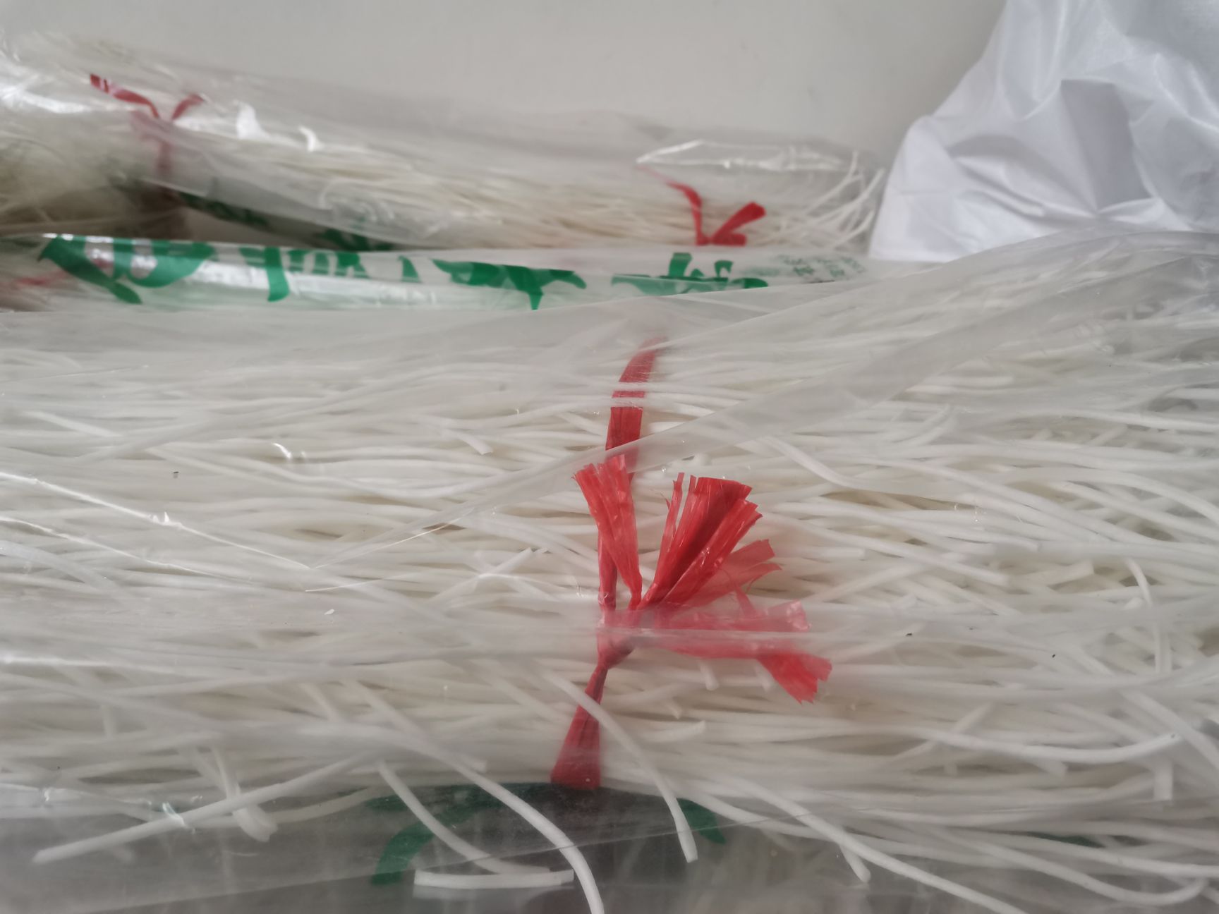 纯正甘肃定西土豆粉,产品有韭叶宽的大宽细粉粉丝各种档次礼盒