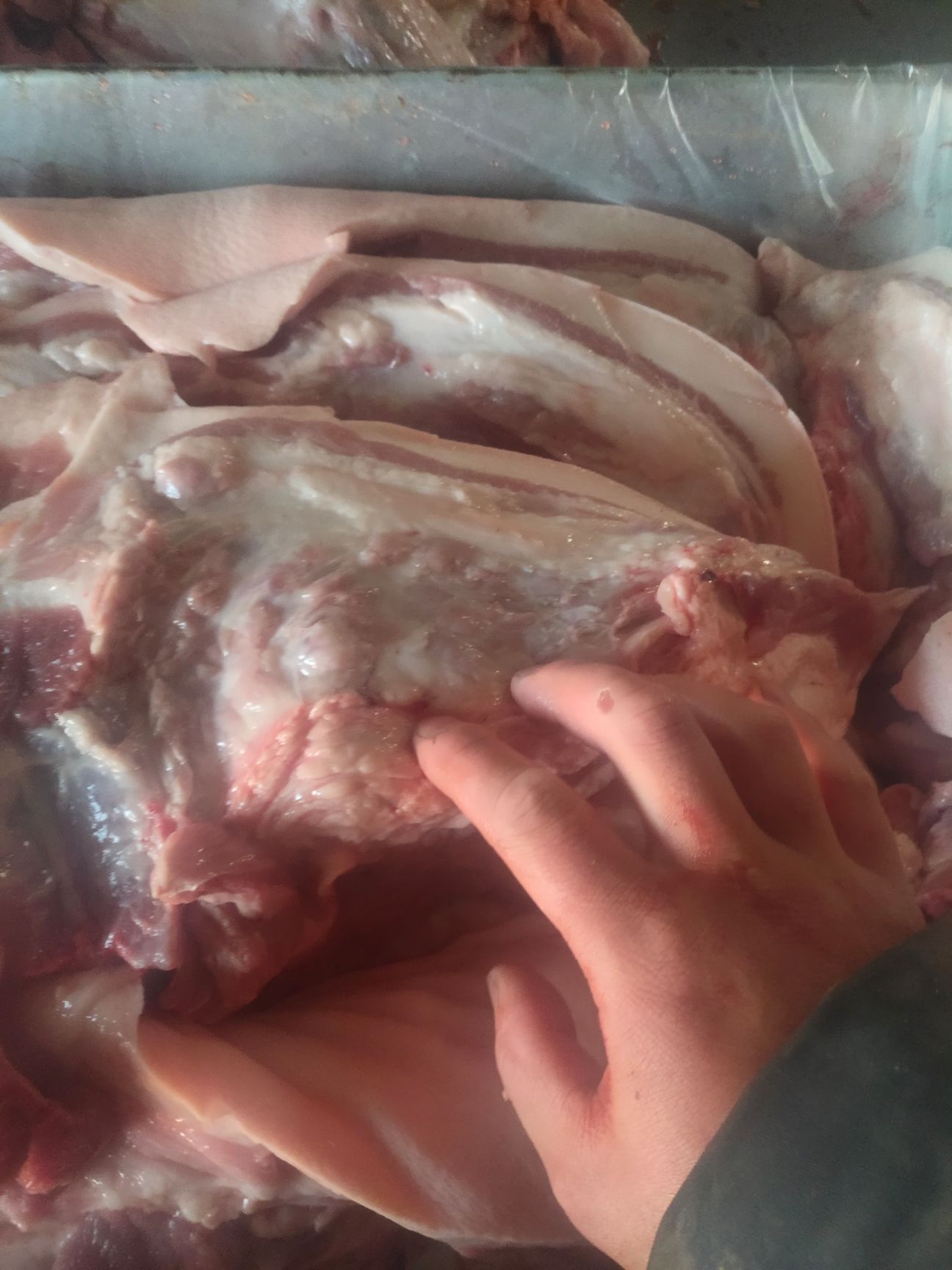 猪槽头肉 脖子肉15吨,价格不高,有意者联市场,不是标准件