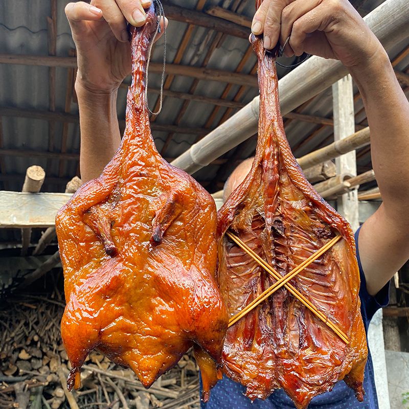 湖南腊肉农家腊鸭整只鸭肉柴烟熏鸭子湖南特产腊板鸭腊鸭腿