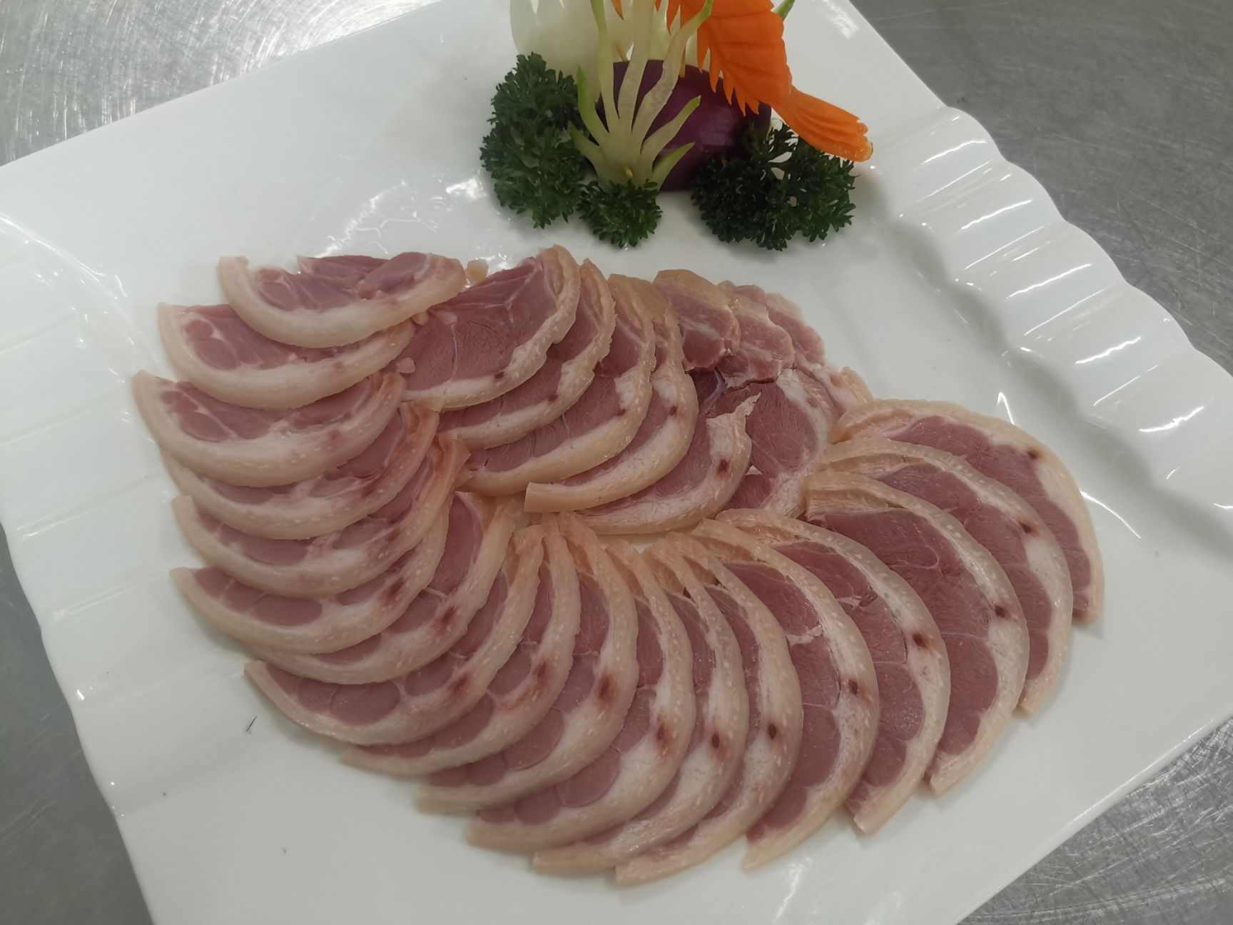 前腿肉无骨猪手解冻切片即可上台食用