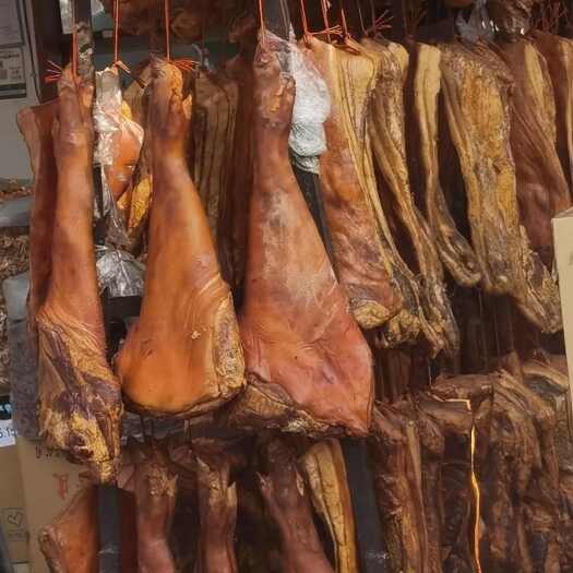 平武县自家喂养的粮食猪腊肉香肠，已经蜂蜜
