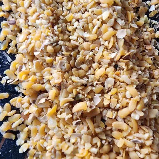 曹县本厂常年出售碎大豆，黄豆，豆瓣，碎黄豆，上地养殖，榨油豆，