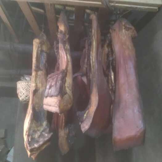 建始县黑猪土猪农家柴火烟熏香腊肉。