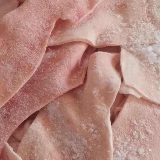 临沂肥猪碎皮，新货，常年生产，货源充足，供应稳定