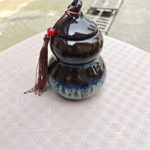 西安具有中国风特色，形状为葫芦形，款式为手工制作的工艺品。