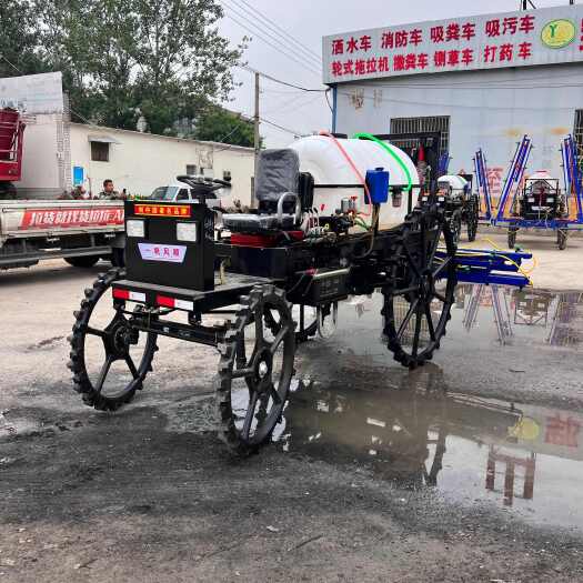 郓城县打药车，三轮四轮打药车，液压升降液压折叠喷杆，喷幅12米。
