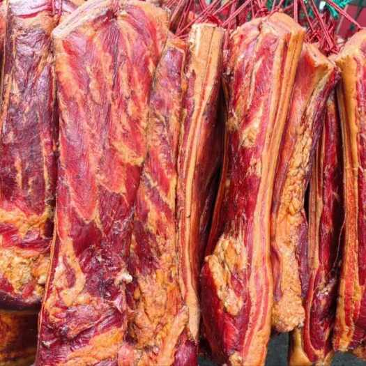 成都四川眉山特产精品五花肉，烟熏腊肉。