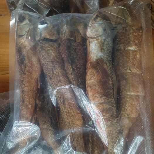 桂林漓江鲜活鱼刮净内脏香料腌制蒸烹熟后米糠谷壳烟熏烤干制成