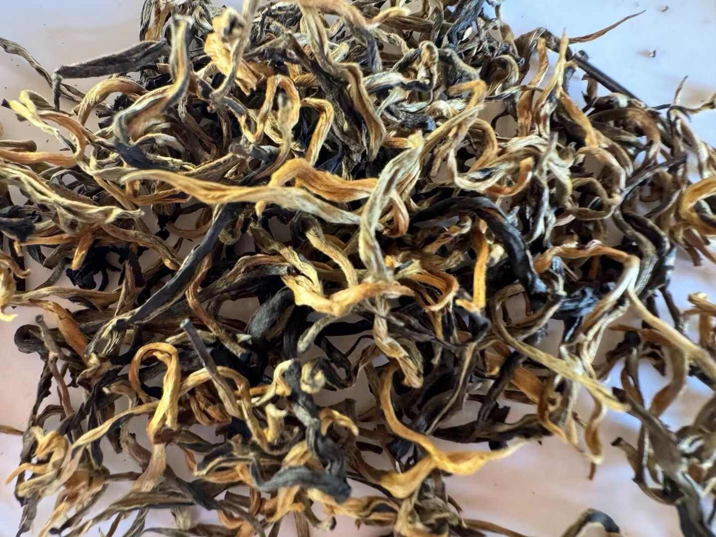 云南古树红茶，景迈山古树晒红，自产自销古树红茶，