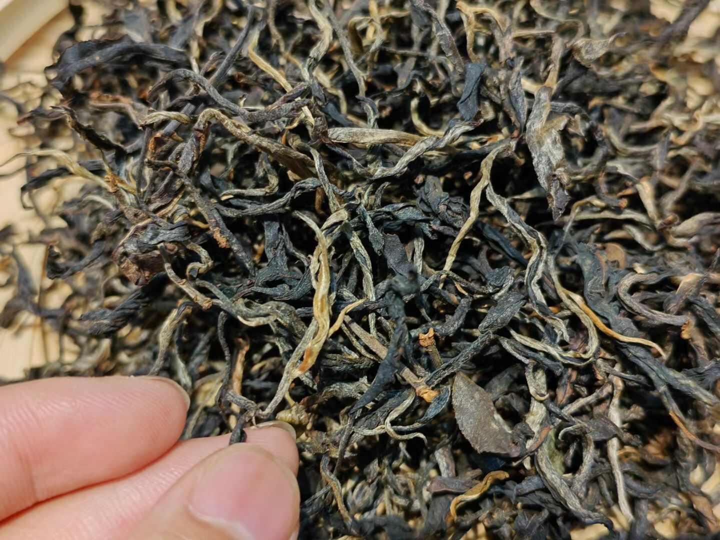 云南古树红茶，景迈山古树晒红，自产自销古树红茶，