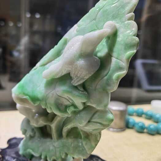 北京合家欢喜翡翠摆件双面精雕细刻，色泽鲜艳夺目，寓意吉祥。