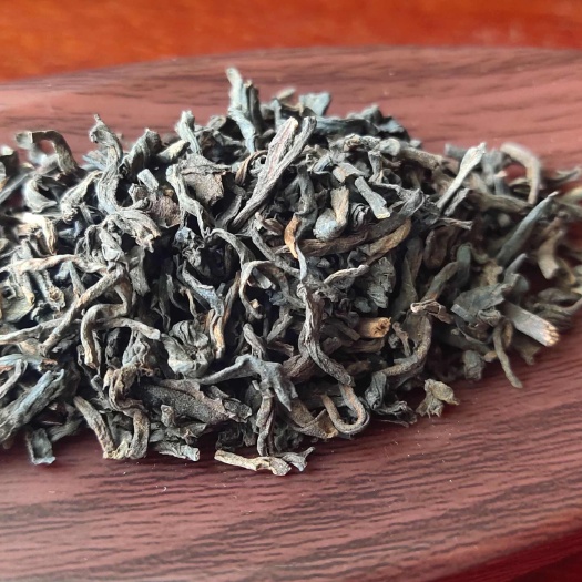 梧州14年灵芝香六堡茶，汤色干净透亮，入口微微药香，顺滑醇厚回甘