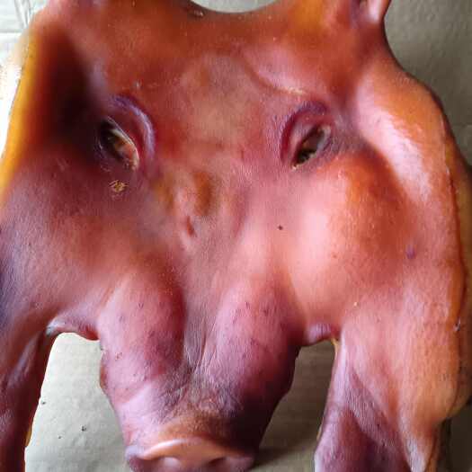 成都烟熏猪头肉柏木熏制儿时好味道
