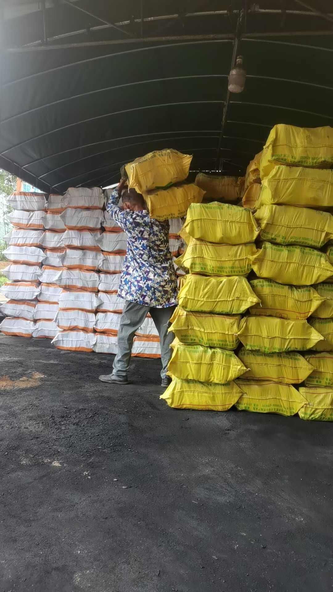 广西荔枝木炭烧烤果木碳木炭烧烤专用碳户外烧烤炭碳烤炉批发