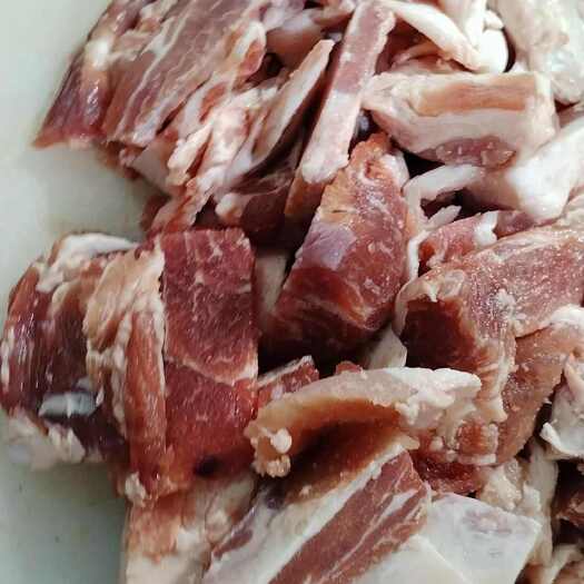 排骨上的肉。肉片。 精五花肉，适合炒，的肉丸子。