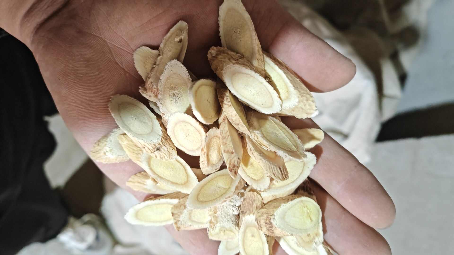黄芪片，产地直销，全干无硫，自然晾晒，含量农残合格，量大优惠