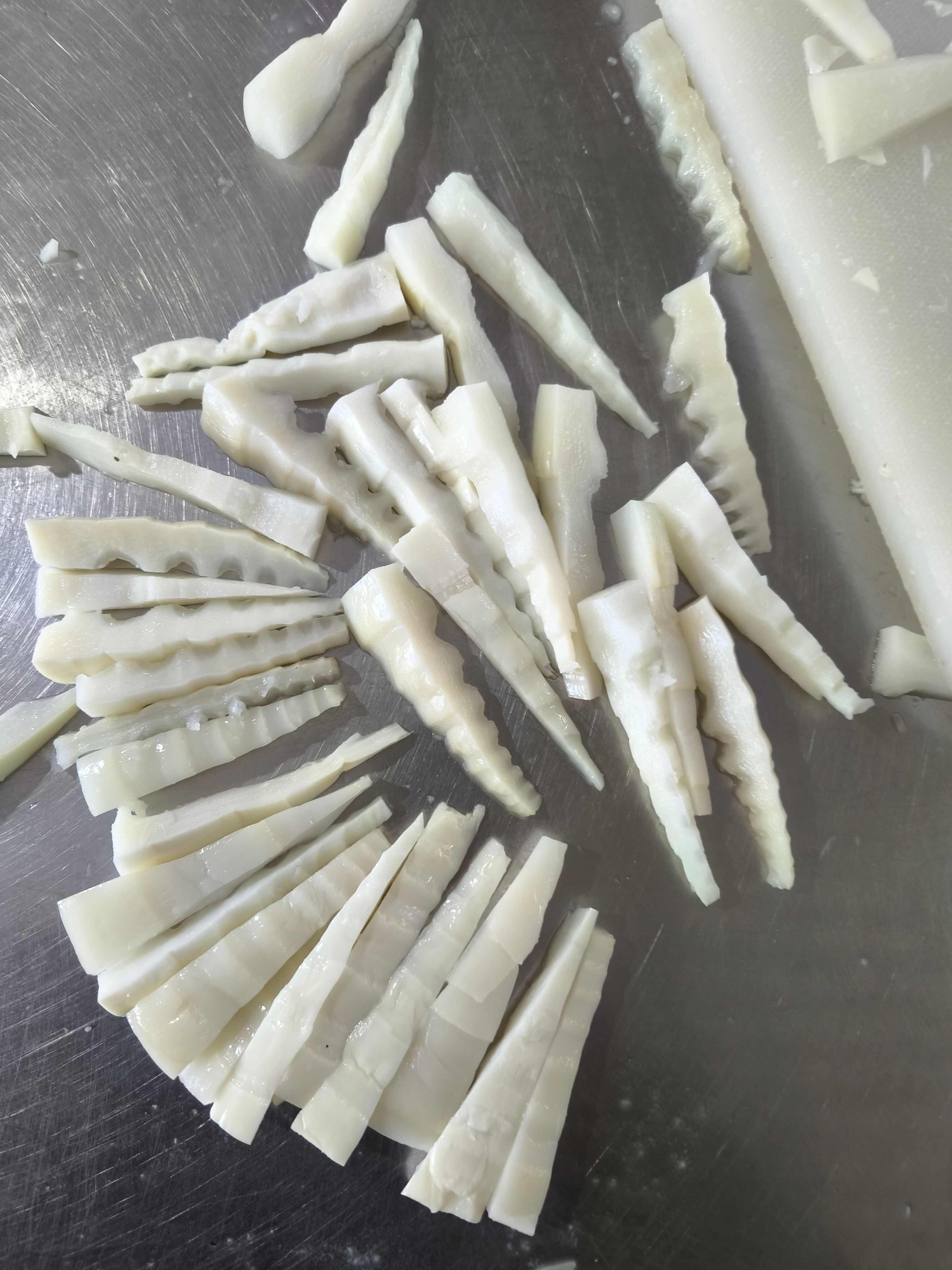 新鲜笋尖，手工笋尖无任何杂质去掉老头全嫩，大小均匀。