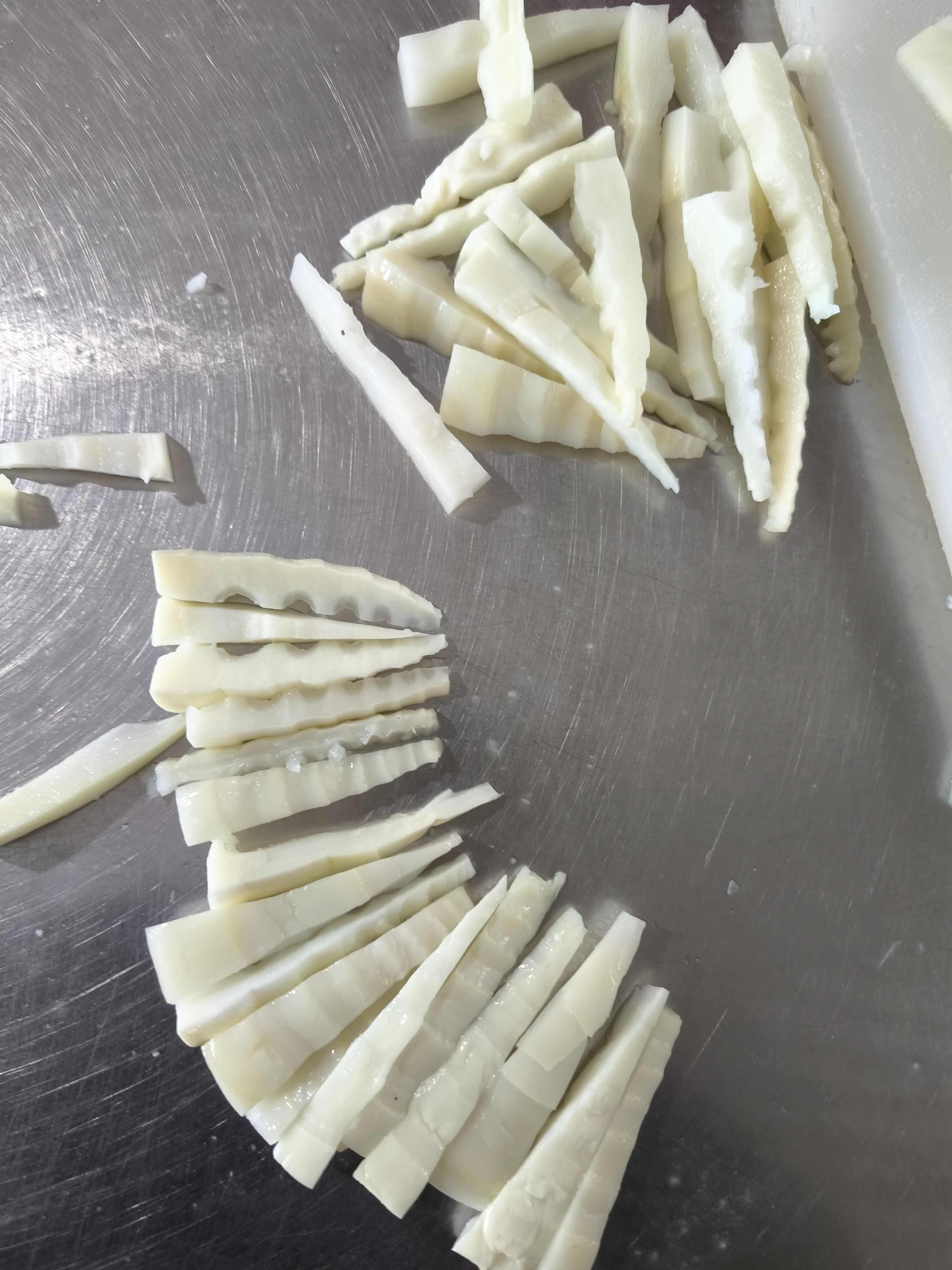 新鲜笋尖，手工笋尖无任何杂质去掉老头全嫩，大小均匀。