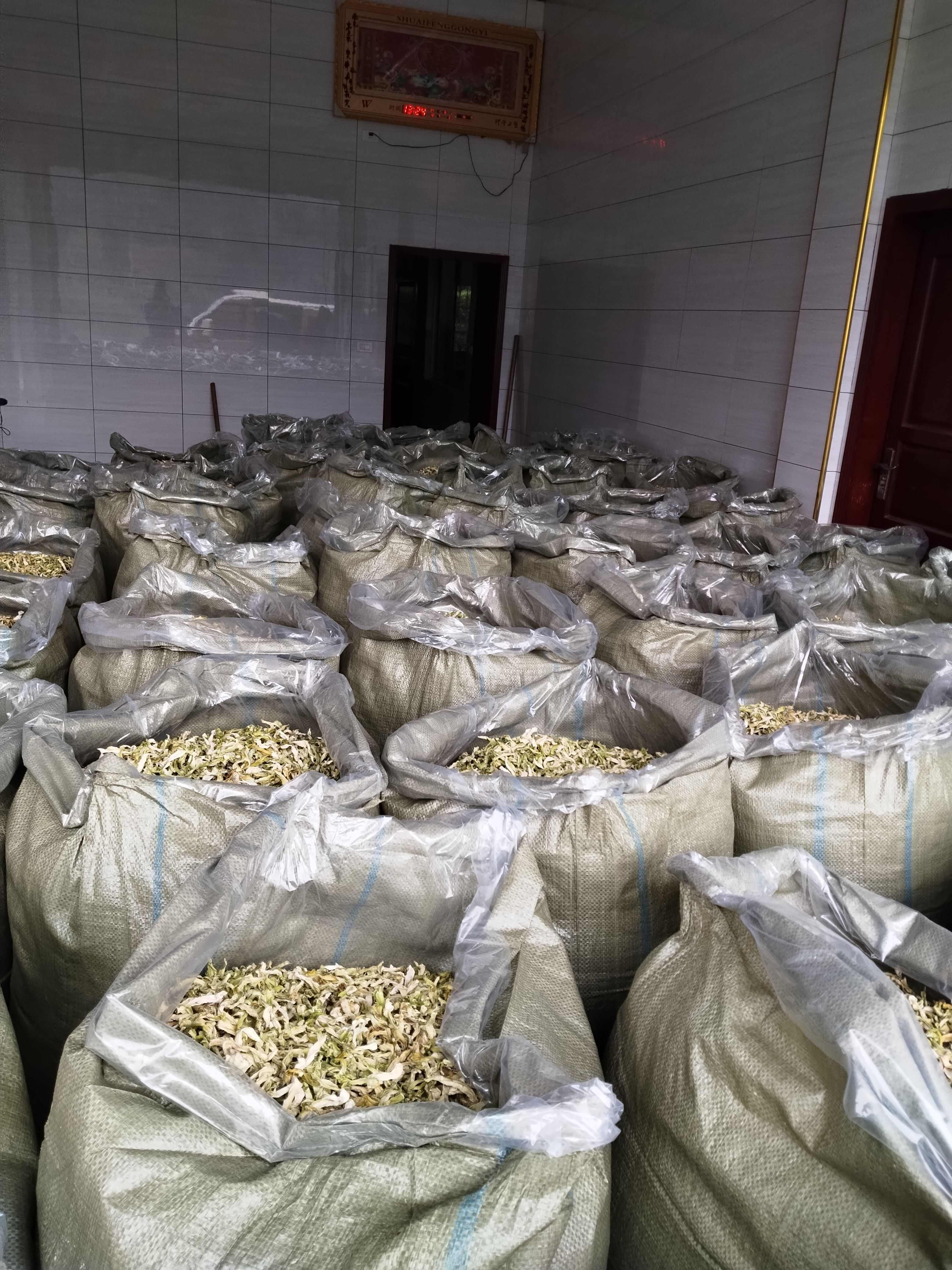 云南高原榨菜干，采用高山老品种榨菜头，人工去皮后切丝风干而成
