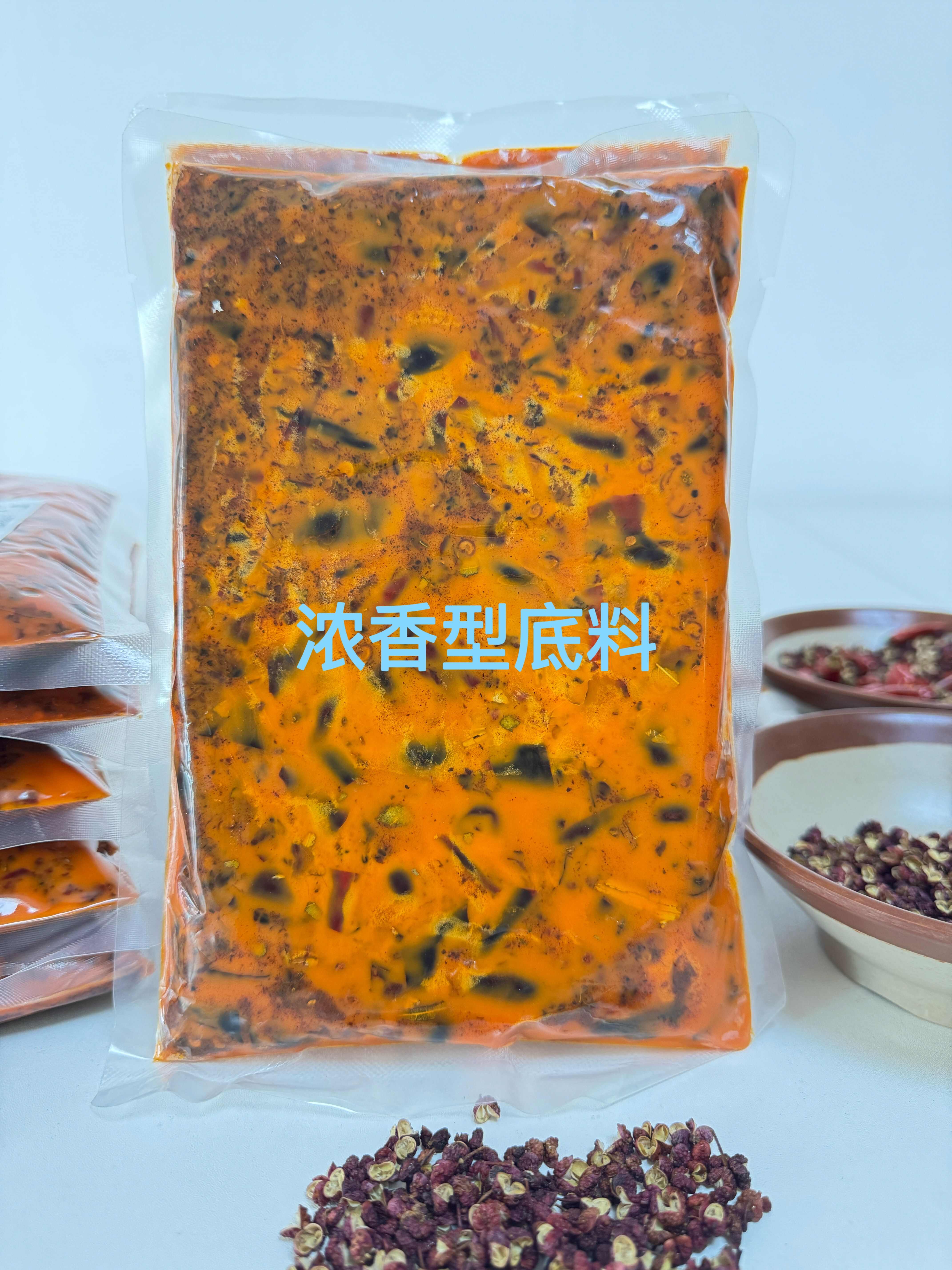 重庆浓香型牛油火锅底料，纯牛油纯食材炒制，含大量灯笼椒。