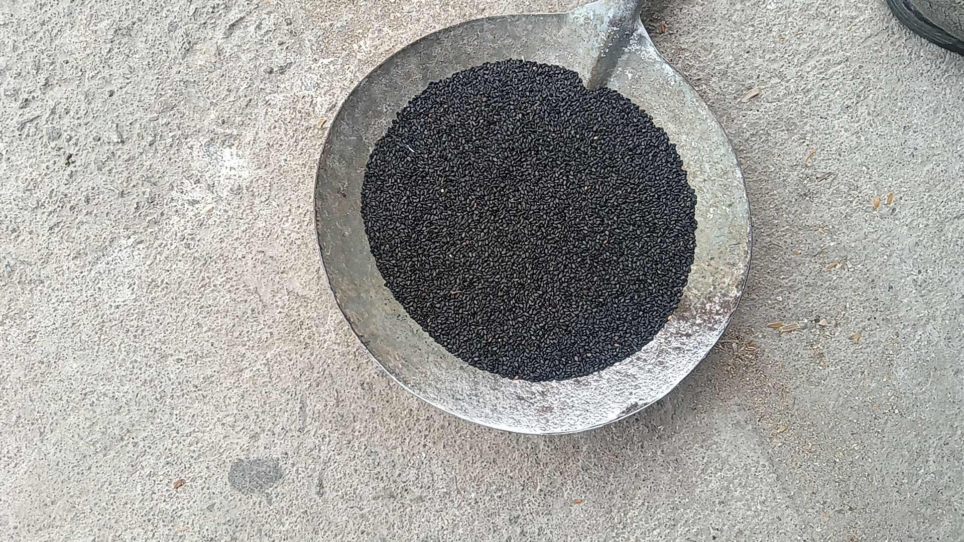 黑芝麻，经人工筛好的，黑芝麻，欢迎各位大佬前来品尝。