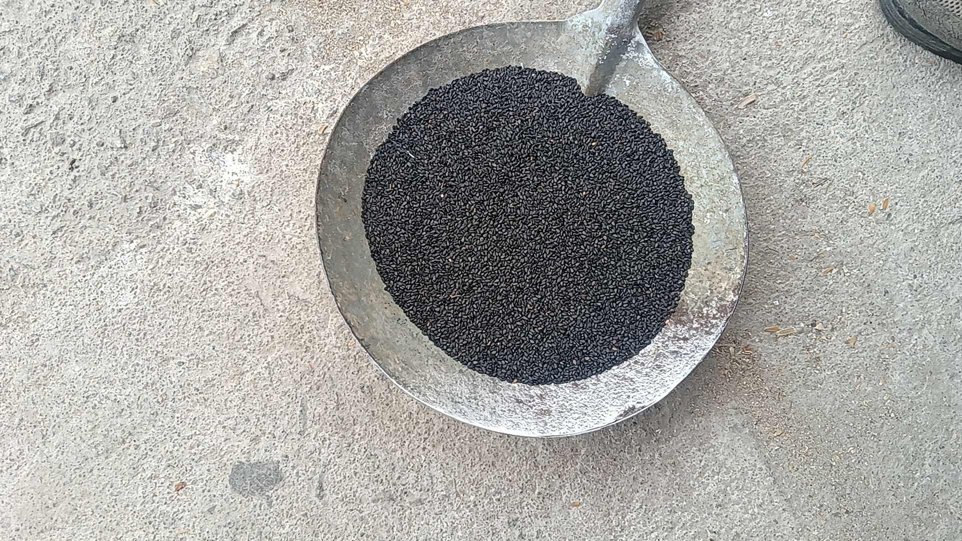 黑芝麻，经人工筛好的，黑芝麻，欢迎各位大佬前来品尝。