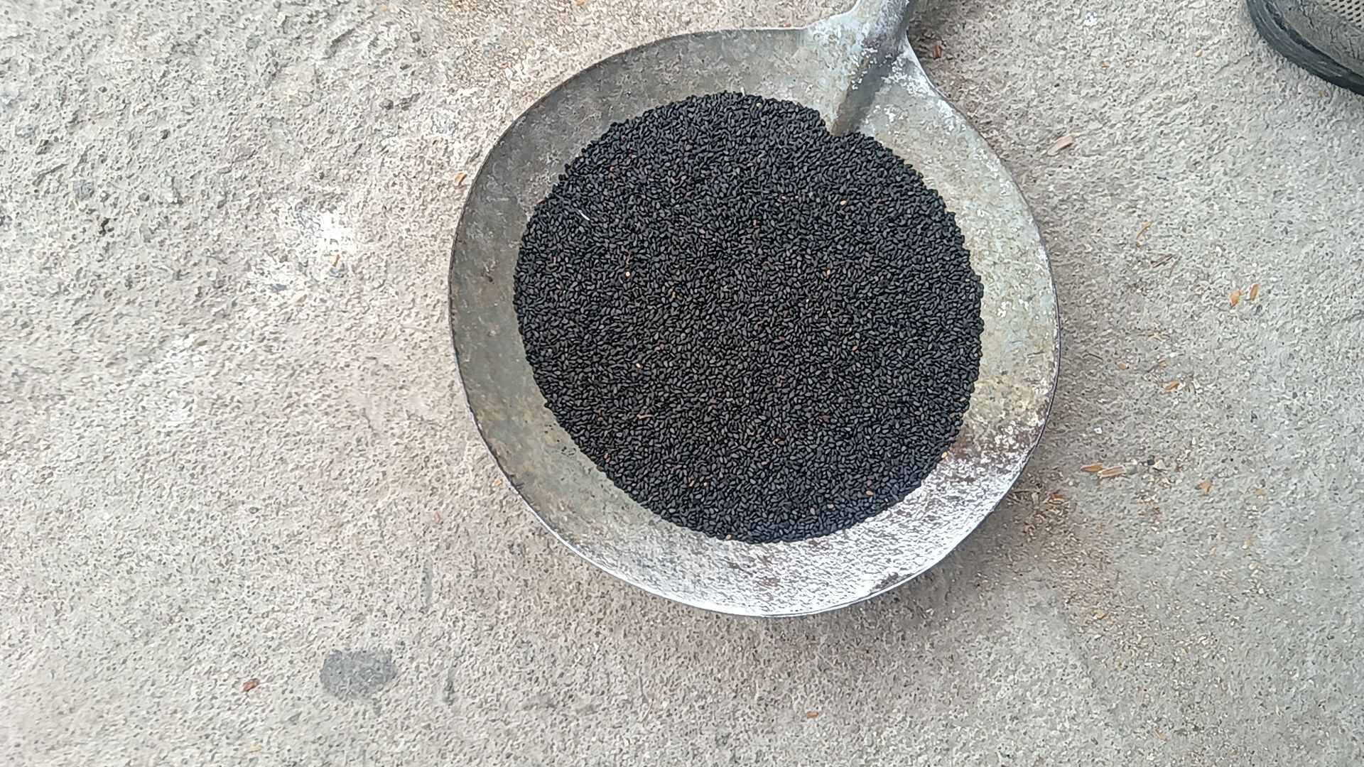 黑芝麻，经人工筛好的，黑芝麻，欢迎各位大佬前来品尝。
