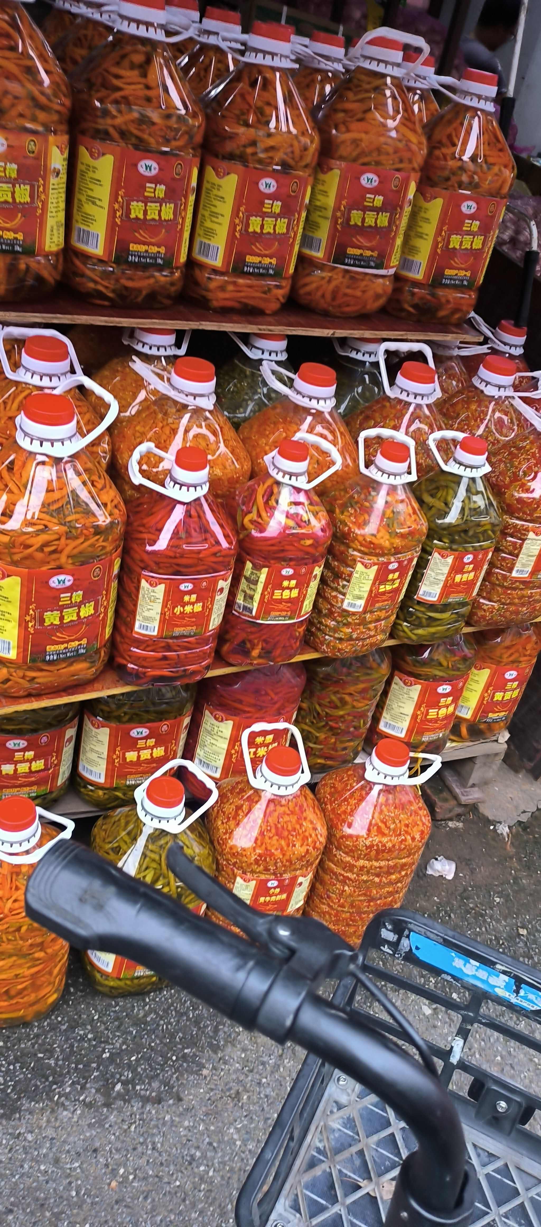 泡黄贡椒，米酒泡整个黄贡椒，黄剁辣椒，衡东三樟黄贡椒湖南特产