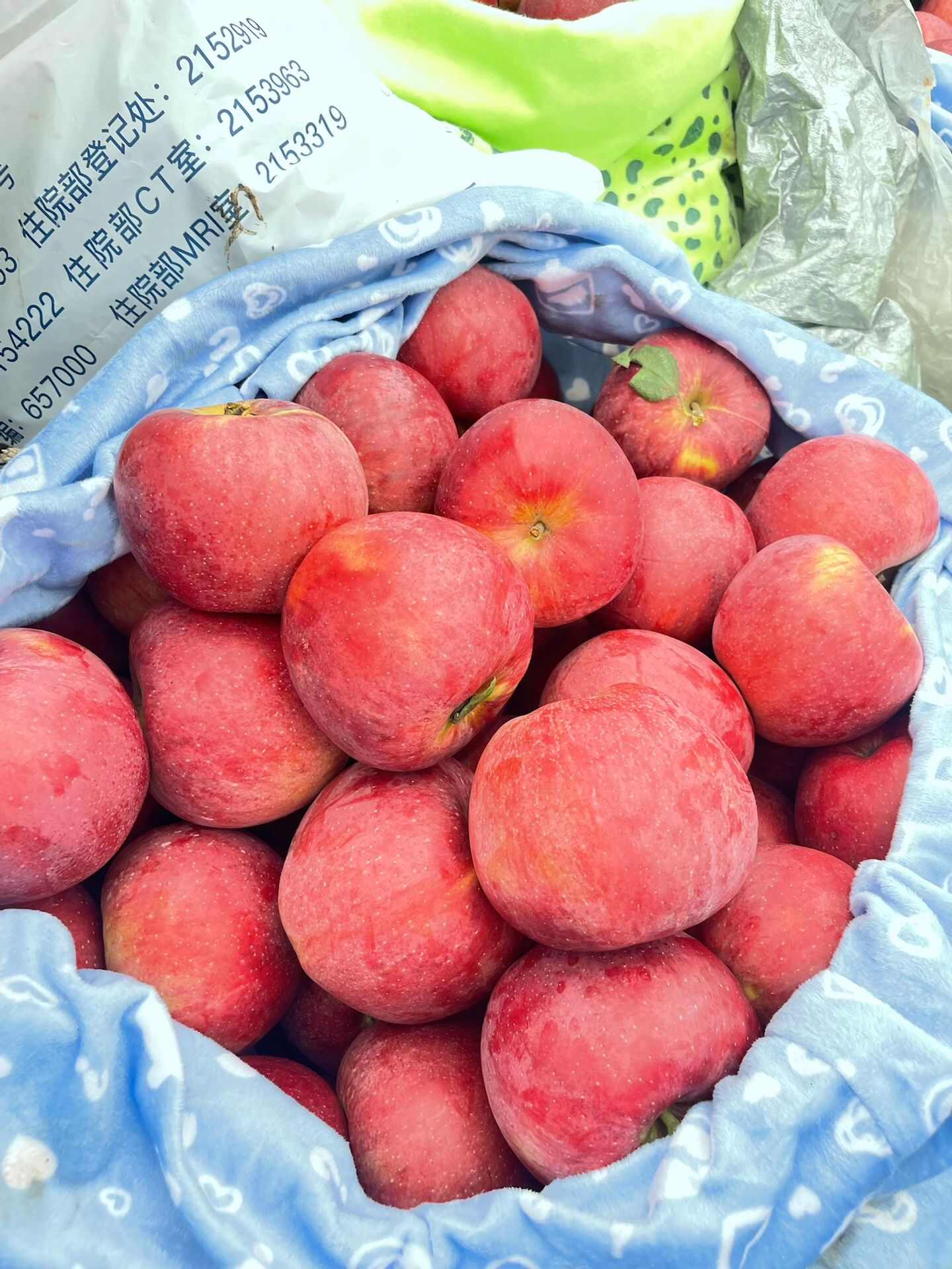云南昭通红苹果，这个季节还没有糖心的