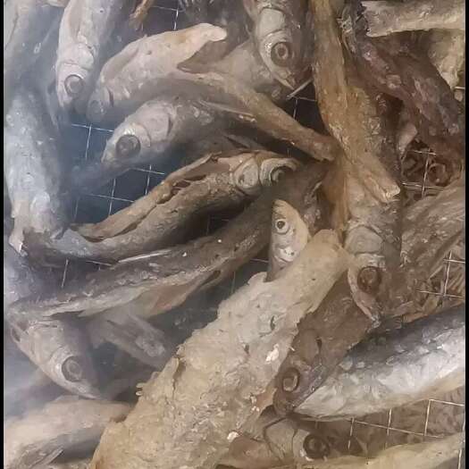 桂林漓江源鲜鱼先刮净内脏香料腌进味蒸熟再烟薰制成味道鲜美。