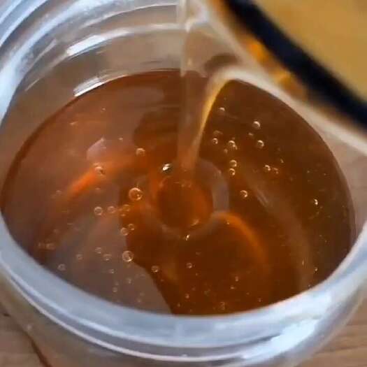 上犹县瓜子岭，不喂白糖的土蜂蜜，一年只割一次蜜