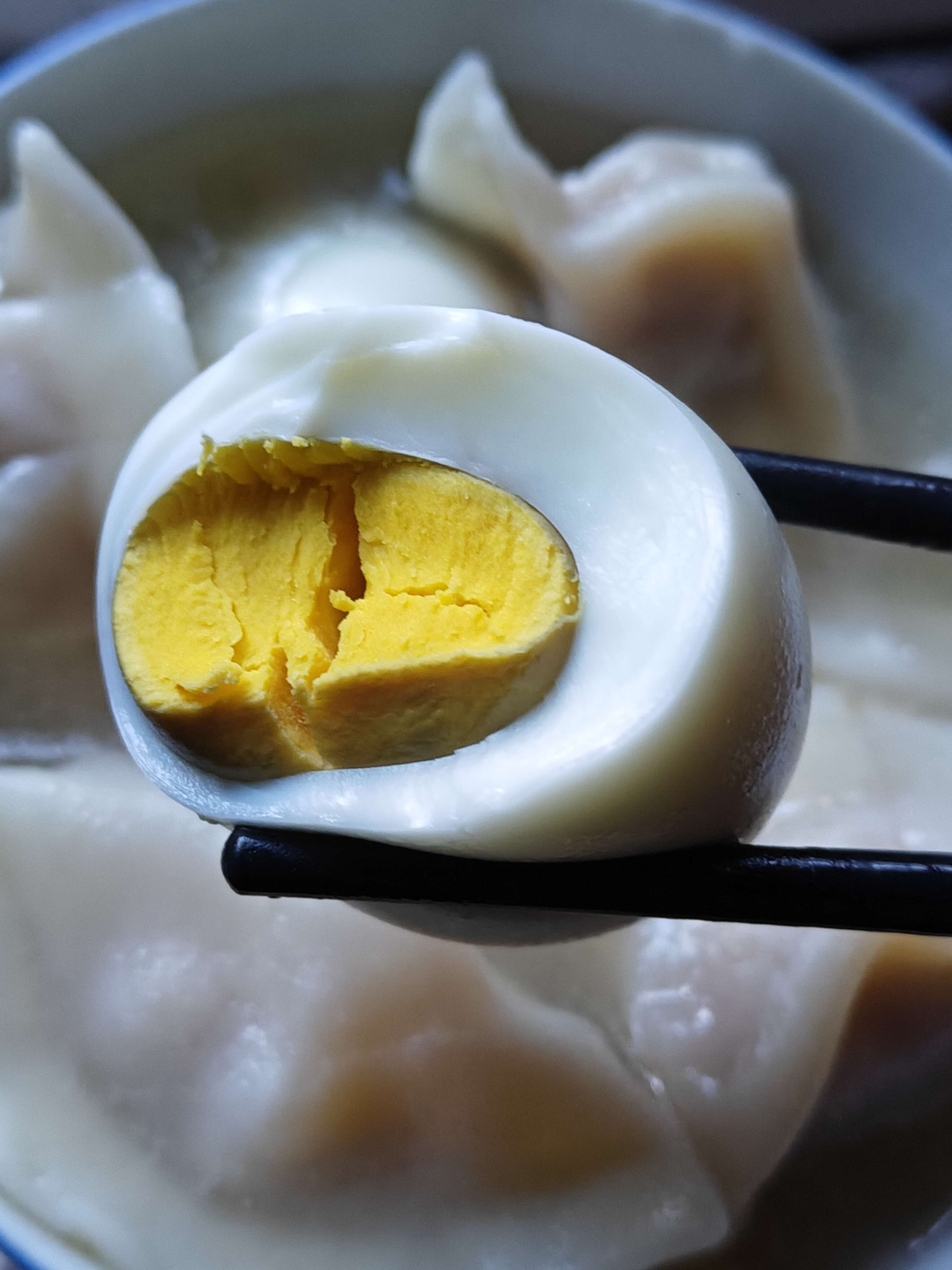 本地特色老品种土鸡，黄杂鸡，乌骨鸡。