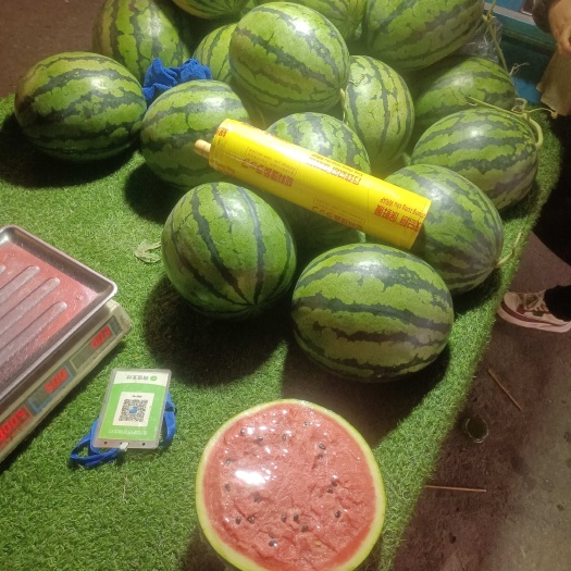渭南陕西渭南有籽甜王西瓜新鲜现摘现发口感脆甜水分足