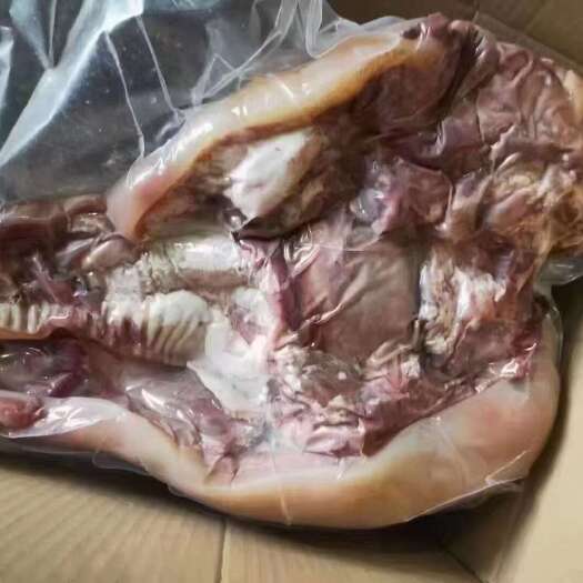带皮熟牛脸肉 精选好牛头加工而成，肉质细腻，带牛眼睛，出成高