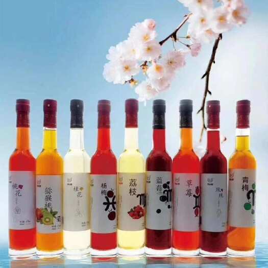 清镇市花果米酒，清香扑鼻，花果味浓厚清甜，入口爽口好喝。