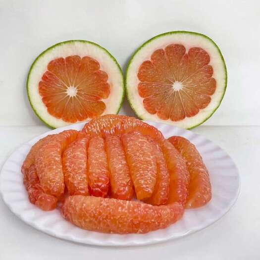 南宁青柚被誉为“柚中爱马仕”，它的果肉多汁清甜。