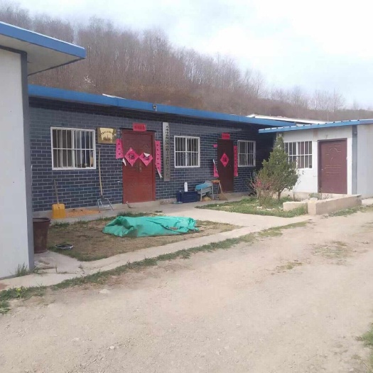 养殖场2400多个平方，其中养殖面积与住宅面积其他面积占七百