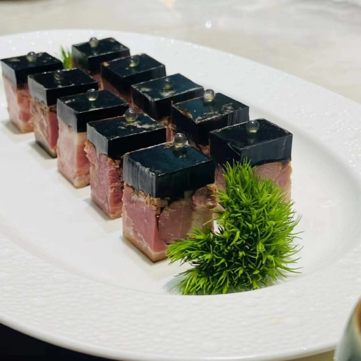 特色镇江肴肉。纯蹄子制作，肉质紧实。醋香浓郁