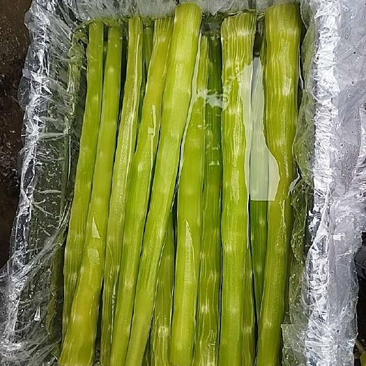 去皮莴苣。