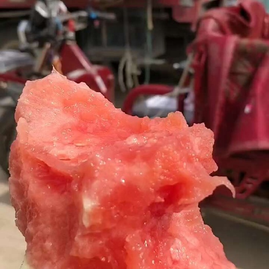 澄城县吊蓝西瓜，瓤红皮薄糖度高，货源充足，产地直供，保量保量