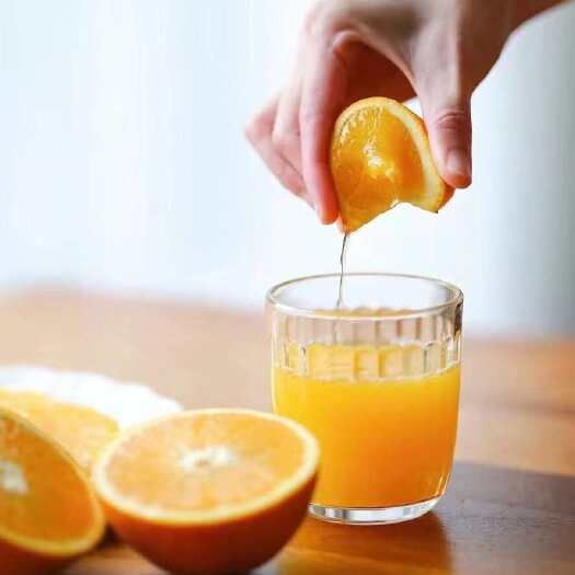 秭归县【鲜榨橙汁】挂树的橙子，新鲜的C,产地常年供应中，货源充足