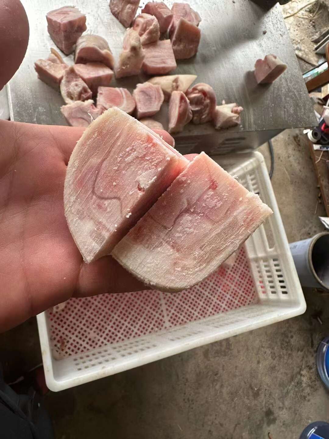 品名:   纯干猪蹄块/猪脚粒规格:   9.5㎏/箱