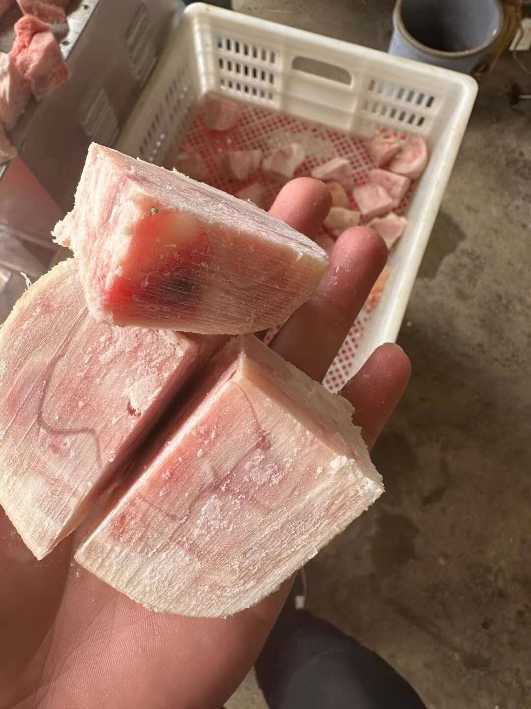 品名:   纯干猪蹄块/猪脚粒规格:   9.5㎏/箱