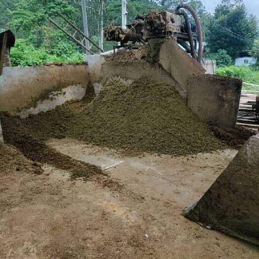 清远经过干湿分离机压榨出来的干牛粪