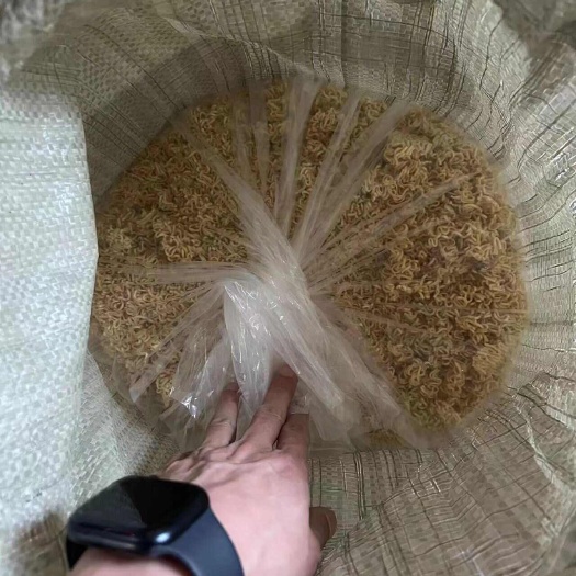 珠海油炸蟹黄面的碎料，干净无霉，即拉即用。货在佛山。4吨