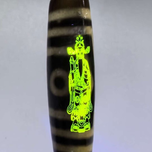 北京三眼财神天珠，胎脂温润，包浆浑厚。尺寸:4.8*1.3cm