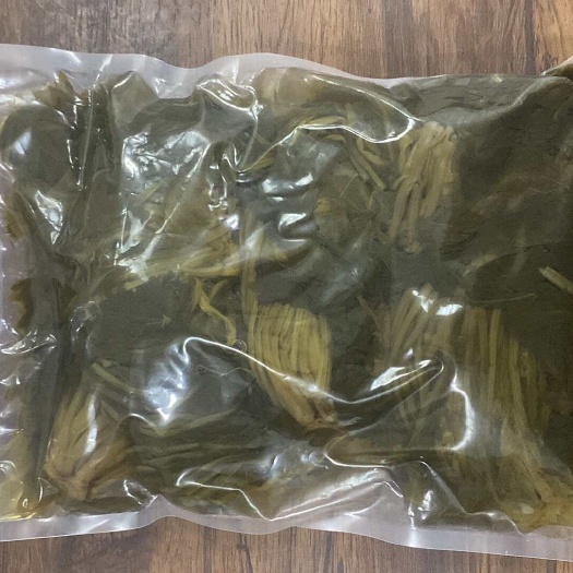 宿迁大量成品雪菜批发供应，目前4斤一袋，雪菜净含量3斤。
