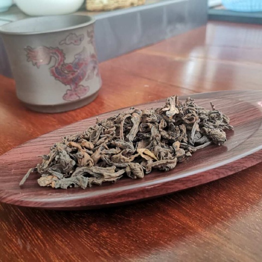 梧州80年代槟榔香果香浓厚，汤色红透亮，回甘持久，耐泡，茶底